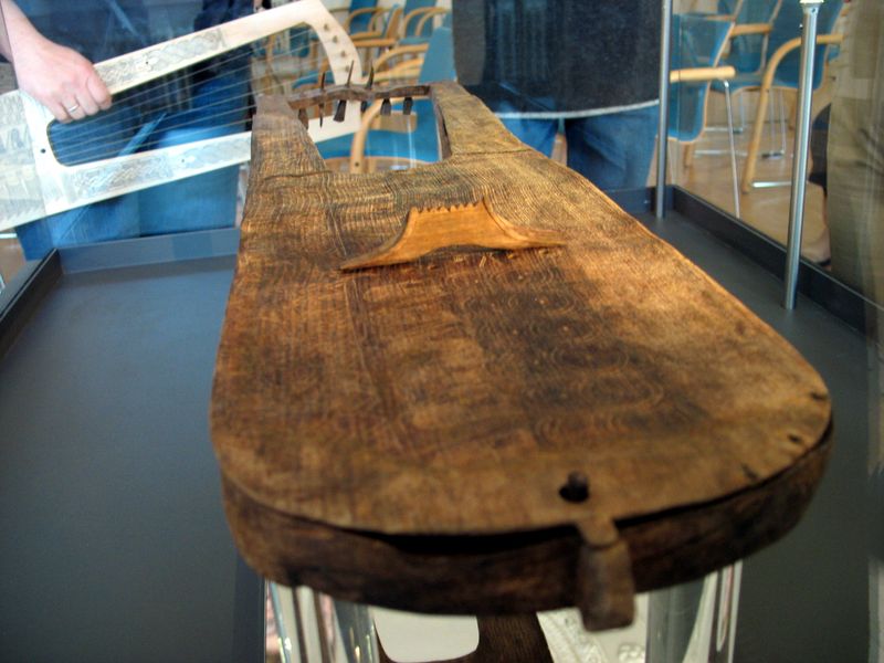 http://upload.wikimedia.org/wikipedia/commons/thumb/e/ed/ALM_03_Leier.jpg/800px-ALM_03_Leier.jpg