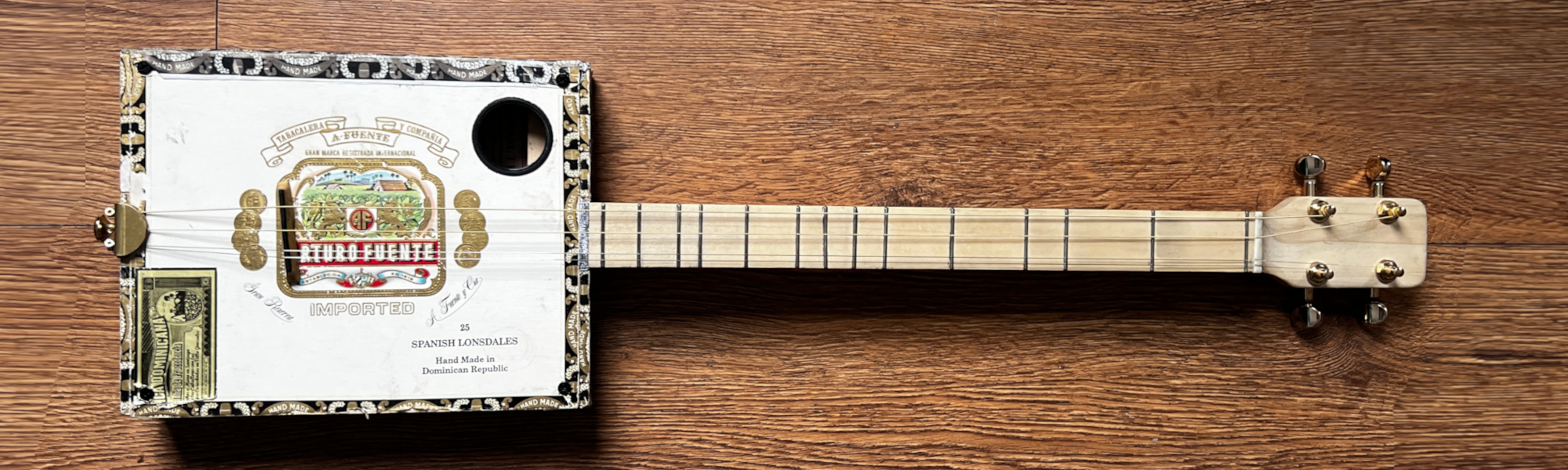 picture of cigar box stick dulcimer