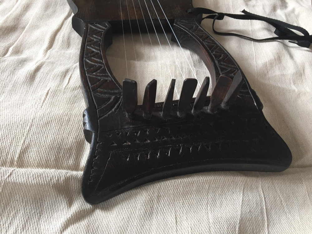 carving on kravik lyre
head