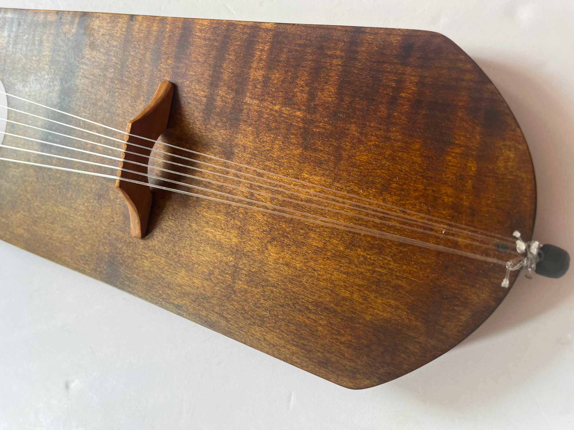 closeup of lyre with no tailpiece