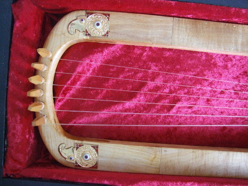 lyre head